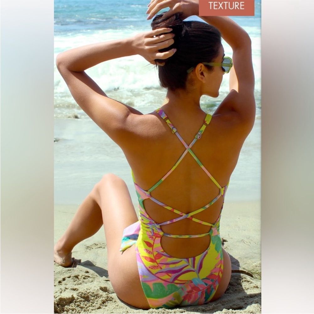 NEW Becca Costa Bella Tropical Print One Piece Swimsuit Size Small